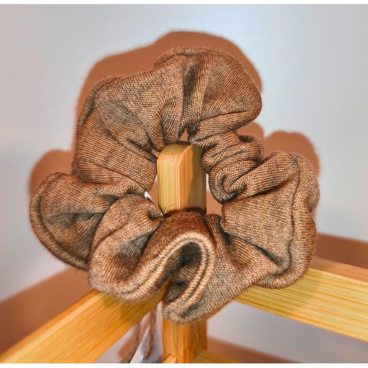 WEŁNIANE SCRUNCHIE BEŻOWO-KARMELOWA