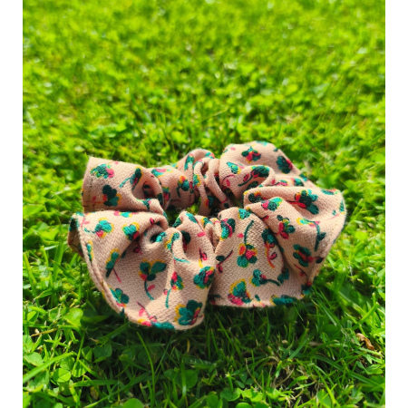 WEŁNIANE SCRUNCHIE KARMELOWA W KWIATY