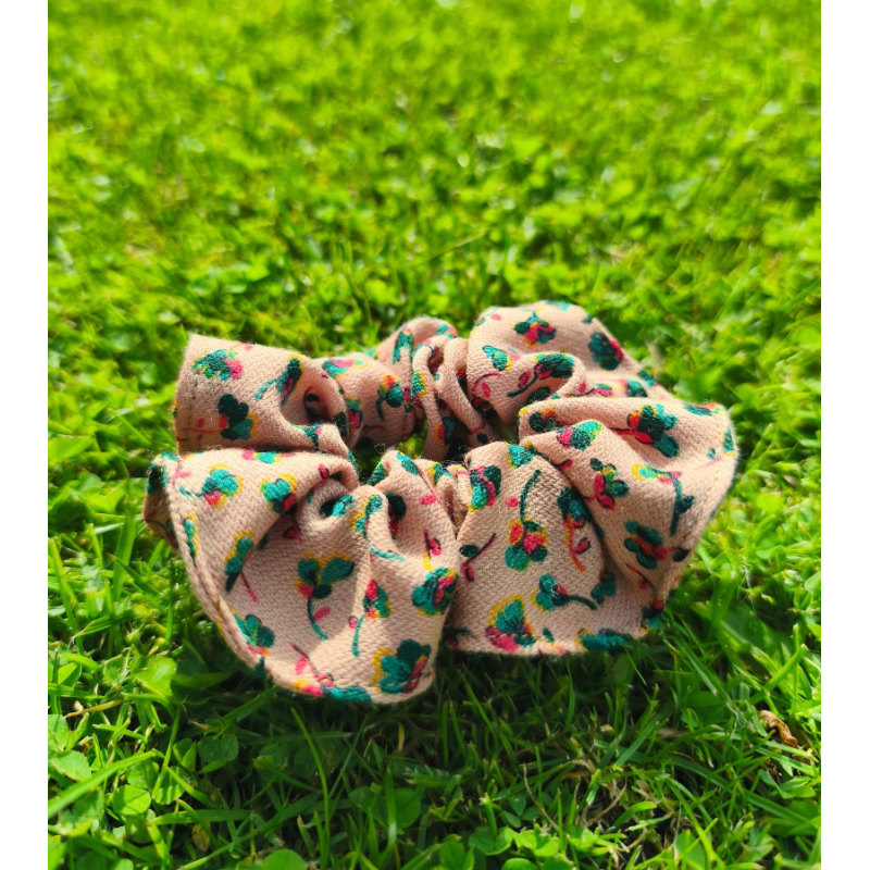 WEŁNIANE SCRUNCHIE KARMELOWA W KWIATY